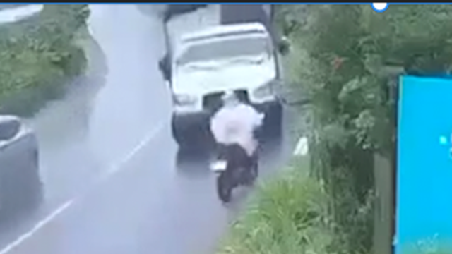 Xe tải vượt ẩu, lấn làn tông thẳng vào người phụ nữ đi xe máy