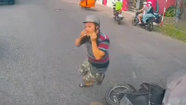 Thót tim cảnh người đàn ông chở con nhỏ lạng lách đánh võng chặn đầu xe tải