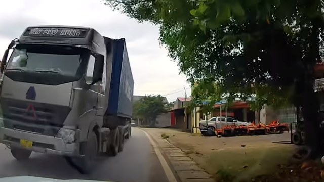 Xe container lấn làn suýt gây tai nạn