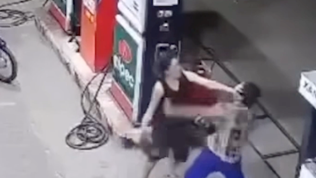 Nhân viên bán xăng bị khách hành hung