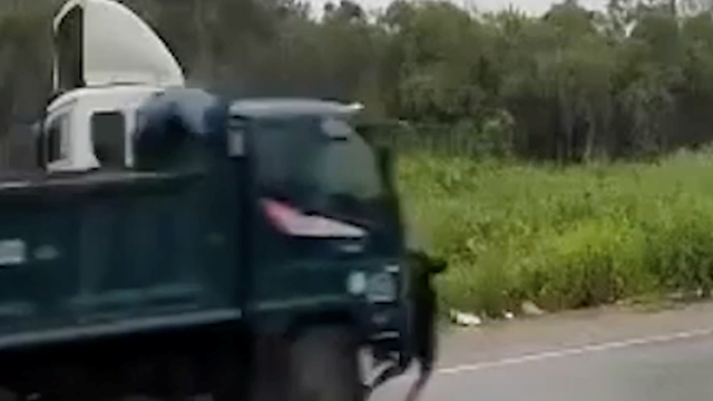 Sang đường thiếu quan sát, tài xế container bị xe tải tông ngã