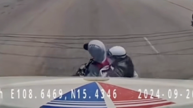 Xe điện tạt đầu xe container suýt gây ra tai nạn