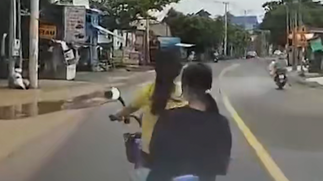 Hai nữ sinh điều khiển xe điện không đội mũ bảo hiểm tạt đầu ô tô