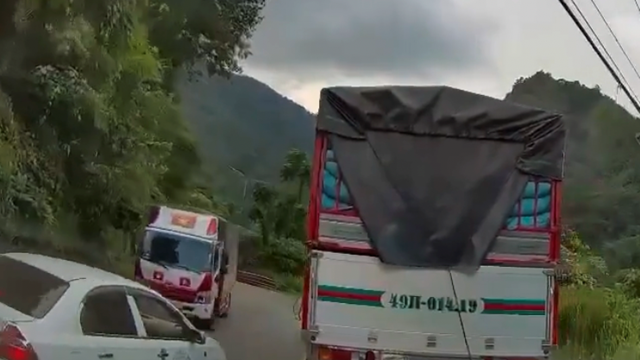 Xe tập lái vượt ngay tại khúc cua suýt gây tai nạn