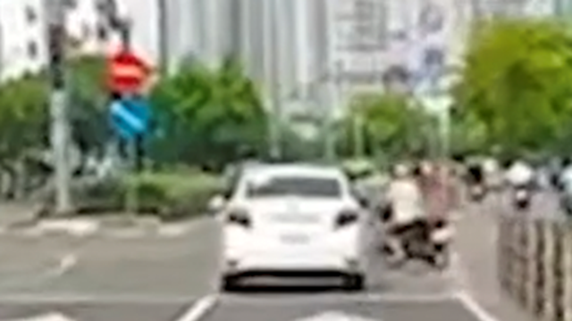 Vượt đèn đỏ, người đi xe máy va chạm với ô tô