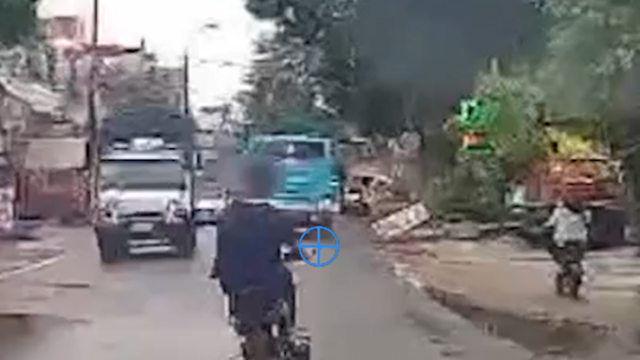 Lạng lách đánh võng, nam sinh suýt bỏ mạng dưới bánh xe khách