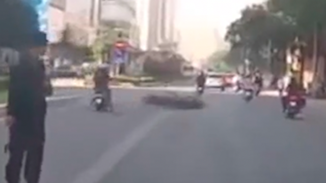 Lạng lách “thông chốt” CSGT, tài xế xe máy nhận cái kết đắng