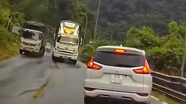 Xe tải lấn làn vượt ẩu ở khúc cua suýt gây tai nạn