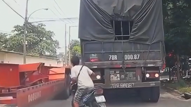 Xe tải lùi thiếu quan sát suýt đâm trúng xe máy và ô tô