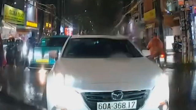 Ô tô đi ngược chiều quyết không nhường đường gây cản trở giao thông