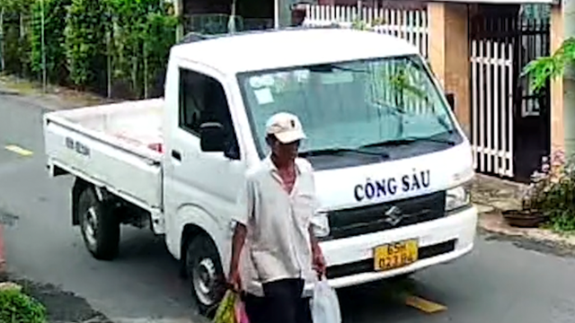 Xe tải suýt đâm trúng người đi bộ