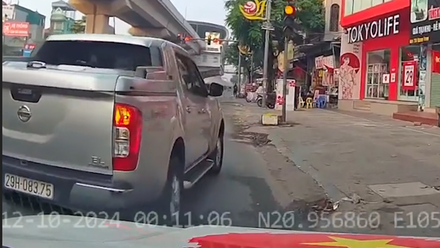 Hai ô tô liên tục tạt đầu nhau trên đường phố Hà Nội