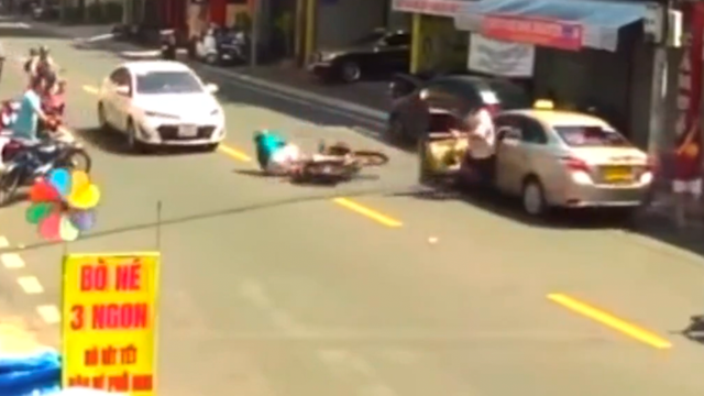 Mở cửa bất cẩn, lái xe ô tô gây tai nạn