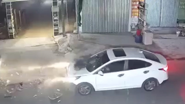 Xe máy phóng như bay, lấn làn đấu đầu với ô tô