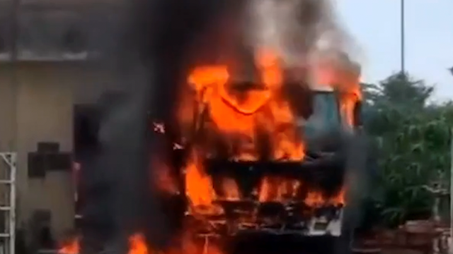 Xe bồn bốc cháy dữ dội khi đang tiếp nhiên liệu