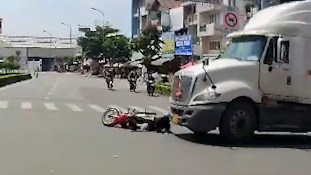 Tài xế xe máy ngã ra đường bị container cán qua người