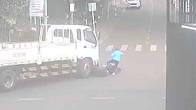 Xe máy kẹp 3 chạy tốc độ cao va chạm với xe tải