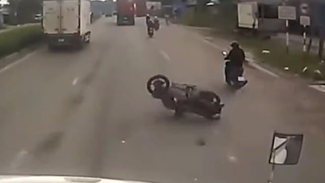 Xe máy phóng nhanh ngã ra đường suýt bỏ mạng trước xe đầu kéo