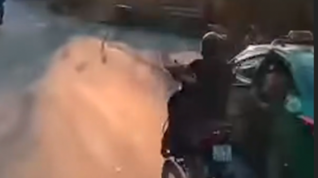 Mở cửa taxi bất cẩn khiến tài xế xe máy ngã ra đường, bị xe buýt cán qua người