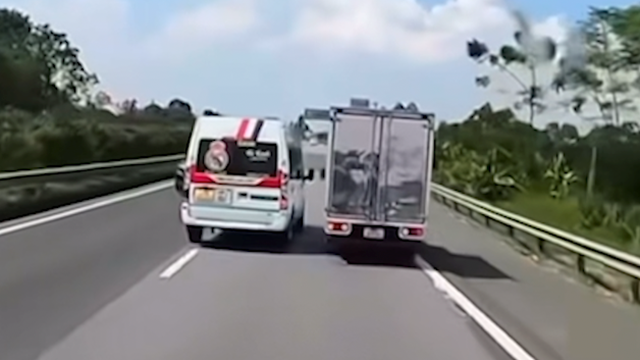 Lái xe 16 chỗ chèn ép ô tô tải trên cao tốc Nội Bài - Lào Cai