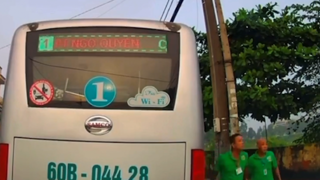 Tài xế và phụ xe buýt hành hung người đi xe máy ở Đồng Nai
