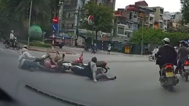 Xe máy liên tục va chạm với các phương tiện trên đường do đi ẩu