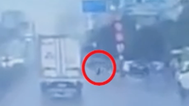 Người đi bộ thiếu quan sát, ô tô tránh suýt bị lật ngang