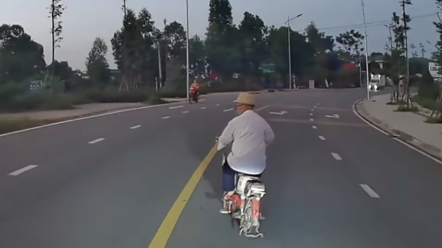 Xe điện tạt đầu ô tô để sang đường suýt gây tai nạn