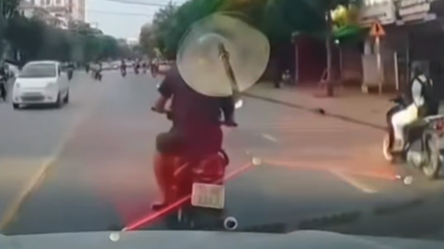 Xe máy liên tục lạng lách, đánh võng “trêu ngươi” tài xế ô tô 