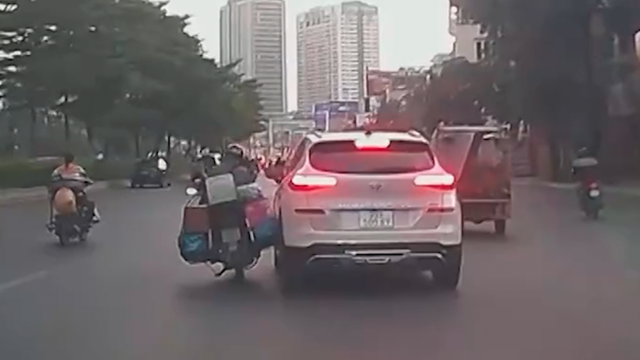 Chuyển làn ẩu gây tai nạn, tài xế ô tô tăng ga bỏ chạy