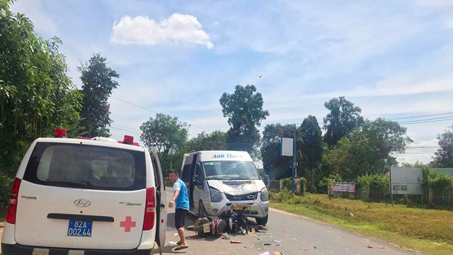 Người phụ nữ chạy xe tông vào đầu ô tô làm 1 cháu nhỏ tử vong