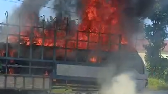 Xe tải chở nhiều xe máy bất ngờ bốc cháy ngùn ngụt