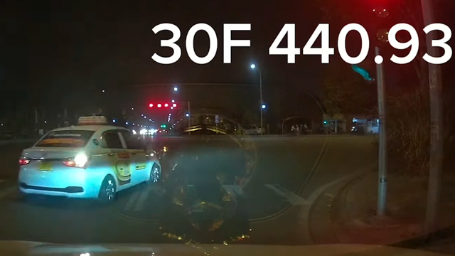 Xe taxi vô tư vượt đèn đỏ tiềm ẩn nguy cơ mất an toàn giao thông