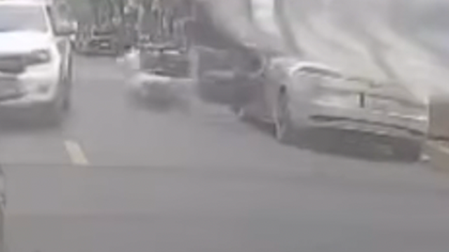 Tài xế mở cửa ô tô thiếu quan sát gây tai nạn cho xe máy