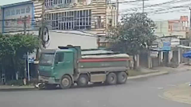 Cuốn vào gầm xe ben, tài xế xe máy tử vong