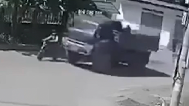 Xe tải va chạm xe điện khiến một học sinh ngã ra đường