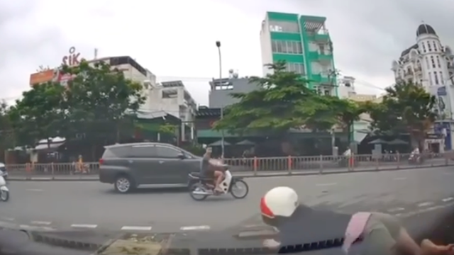 Đi xe máy ngược chiều, cô gái đâm thẳng vào ô tô