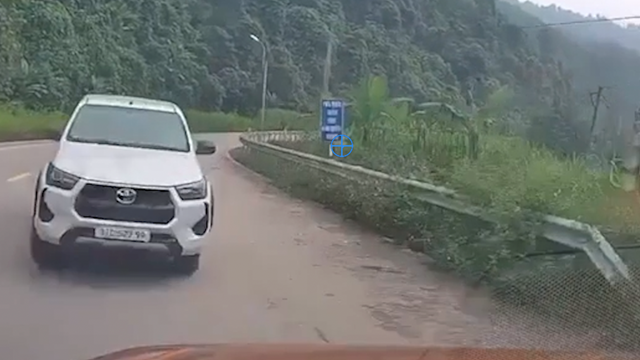 Xe bán tải lấn làn, suýt tông thẳng vào ô tô đối diện