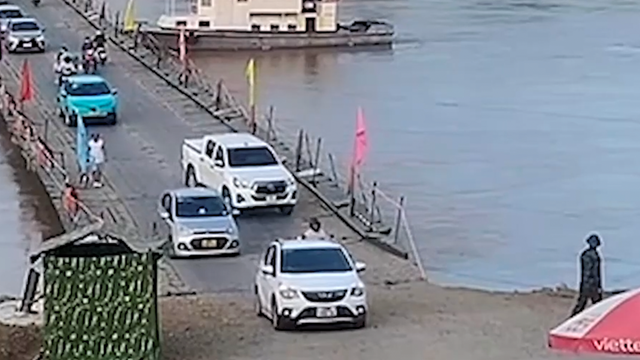 Ô tô bán tải vượt ẩu, lấn làn khi đi qua cầu phao gây bức xúc