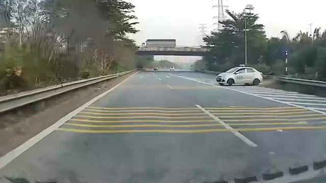 Ô tô quay đầu tại nút giao cao tốc Pháp Vân-Cầu Giẽ