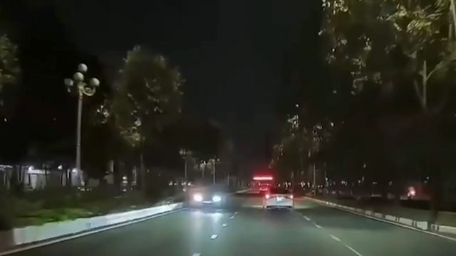 Ô tô đi ngược chiều giữa trung tâm thành phố gây mất an toàn giao thông