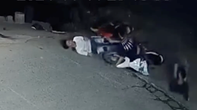 Nam thanh niên kẹp 3, không đội mũ bảo hiểm, chạy ẩu gây tai nạn