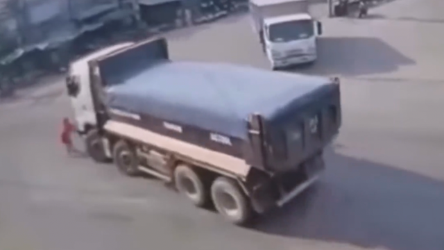 Người phụ nữ bị xe tải tông tử vong khi đi bộ sang đường