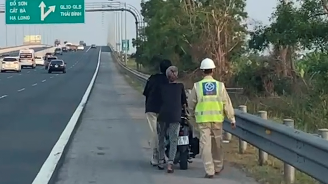 Hai thanh niên đi xe máy vào cao tốc Hà Nội - Hải Phòng bị xử phạt