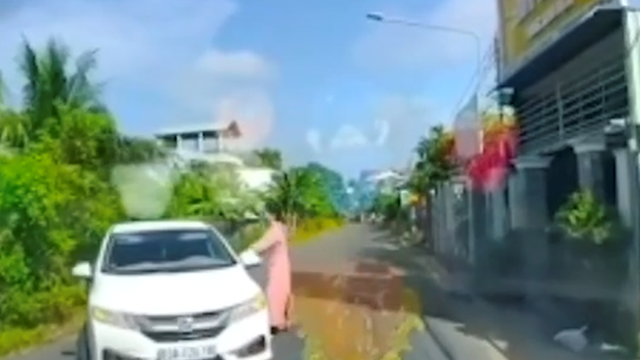 Người phụ nữ dừng xe giữa đường để mua đồ