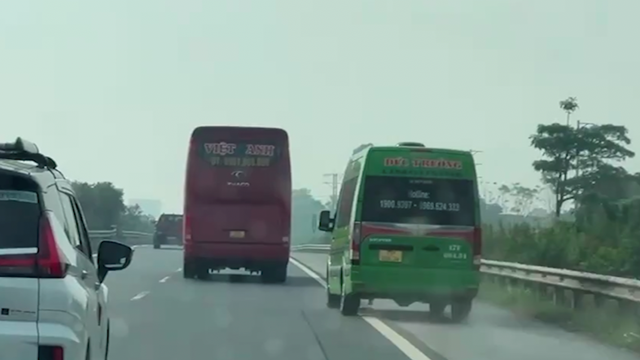 Tài xế xe limousine vượt ẩu trên làn khẩn cấp cao tốc gây nguy hiểm