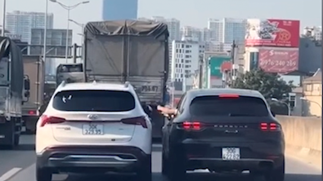 Hai ô tô chèn ép nhau trên đường vành đai 3 gây nguy hiểm