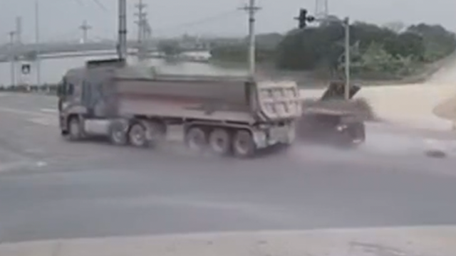 Xe tải phóng qua nút giao va chạm với ô tô con