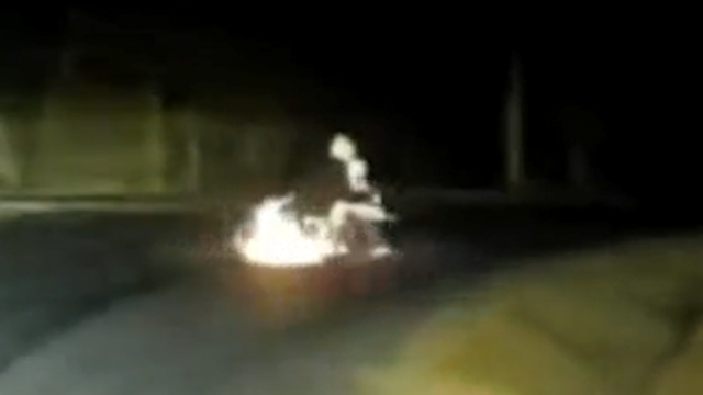 Hai thanh niên đi xe máy bất ngờ ngã xuống đường tóe lửa ở Điện Biên