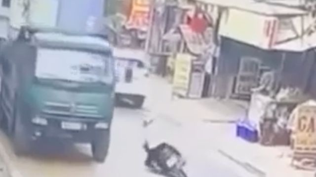 Người đàn ông đi xe máy bất ngờ ngã ra đường bị xe tải cán trúng